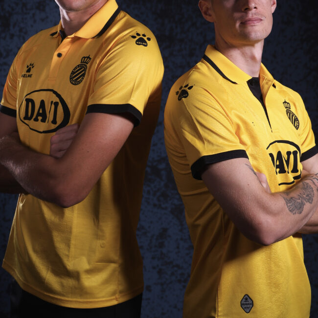 Jugadores del RCD Espanyol luciendo la camiseta especial del 125 aniversario