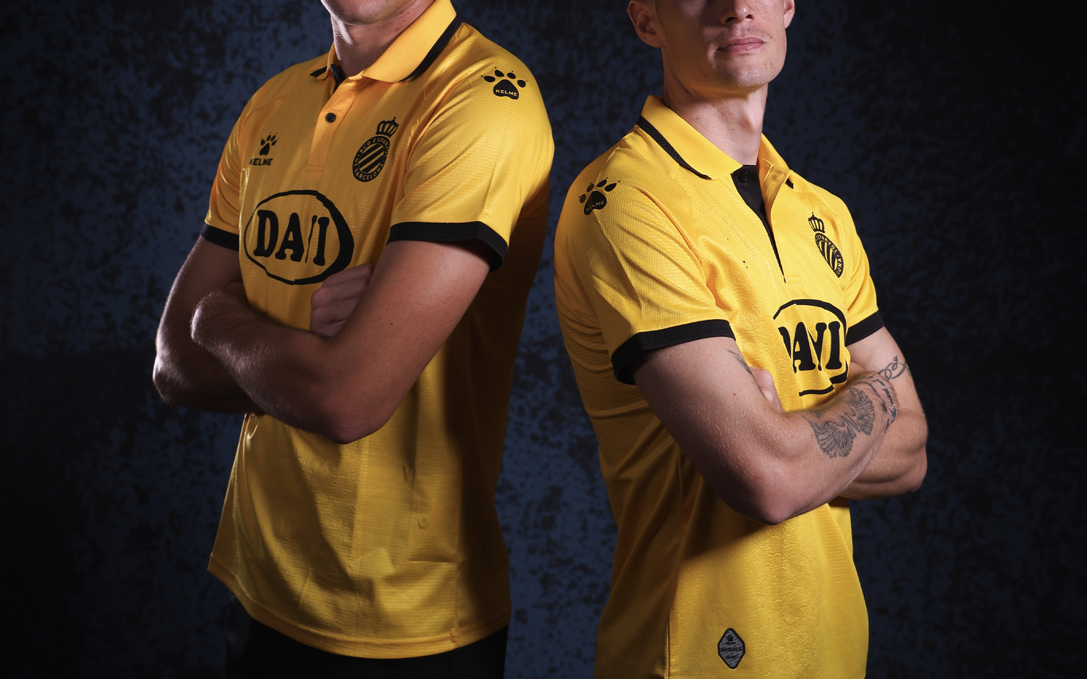 Jugadores del RCD Espanyol luciendo la camiseta especial del 125 aniversario